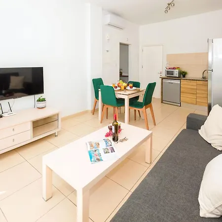 Alicia - Coralli Beachfront