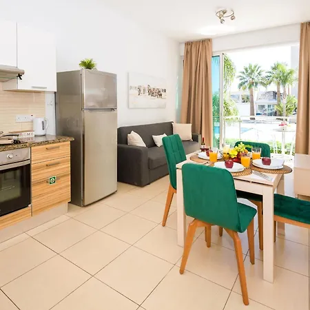 Alicia - Coralli Beachfront * Paralimni